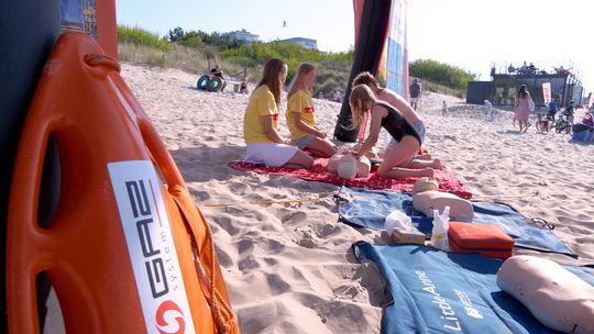 Edukacyjna akcja na świnoujskiej plaży
