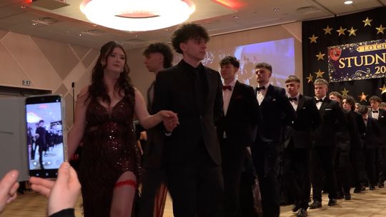 Maturzyści z "Chrobrego" zatańczyli po swojemu. Studniówka 2026