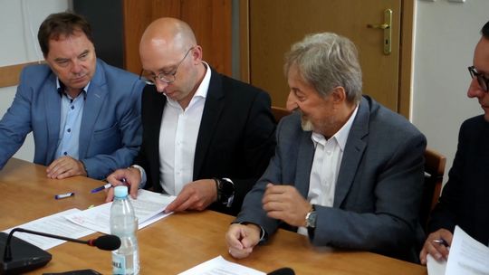 Miliony na remonty dróg. Powiat Gryficki podpisał umowy