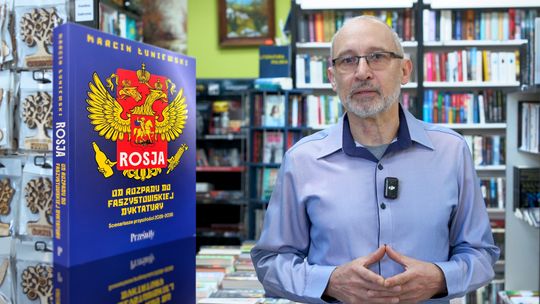 Polityczna analiza i wciągający kryminał