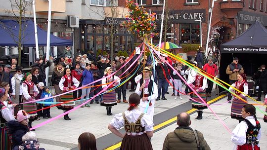 Polonez na początek i taneczna energia – występ ZPiT „Ina” porwał publiczność