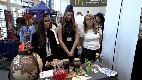 Powiatowe targi edukacyjne w Gryficach. Jeden gość przyciągnął wszystkich