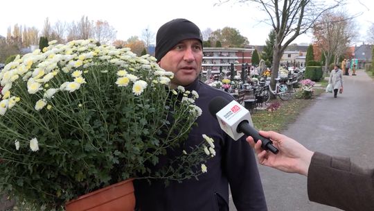 Przygotowania grobów do Dnia Wszystkich Świętych
