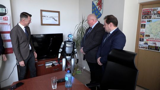 Robot zrobił furorę w starostwie. Edward Warchocki z wizytą w Gryficach