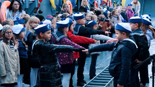 Tradycja, która łączy pokolenia. Pasowanie pierwszoklasistów na pokładzie ORP Lublin