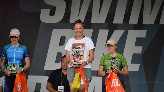 Złoto dla Aleksandry Andryszak ze Świnoujścia podczas startów JBL Triathlon Sieraków 2025