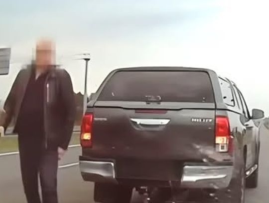 Agresja drogowa jak z podręcznika. Policjantka ma kłopoty [WIDEO]