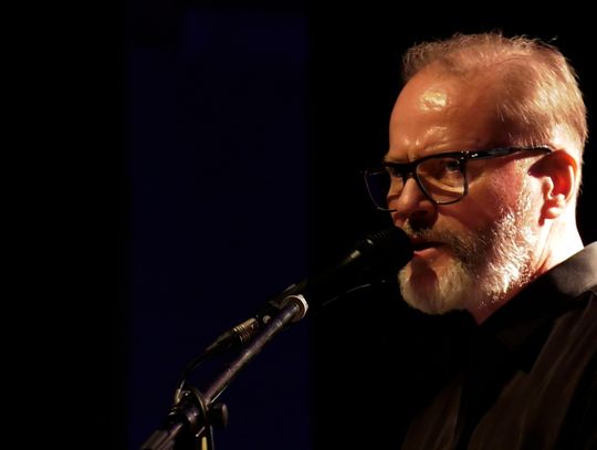 Artur Żmijewski śpiewa Cohena