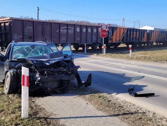 Auto wjechało pod pociąg. Pięć osób rannych