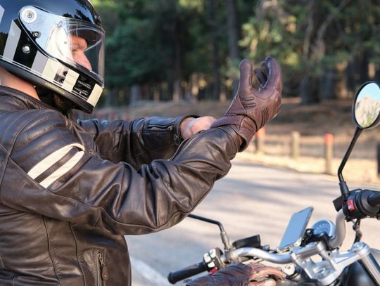 Awantura na stacji paliw. Motocyklista nie mógł zapłacić, bo był w kasku