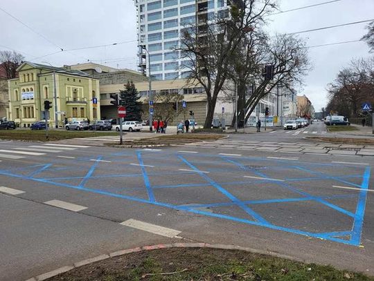 Blue box'y na ulicy. Kierowcy je lubią, ministerstwo nie ufa kierowcom [VIDEO]
