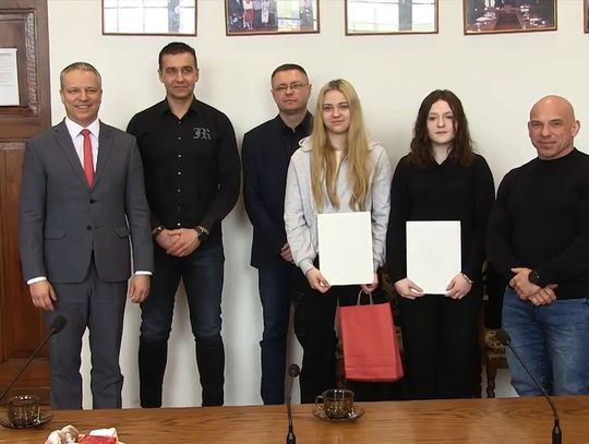 Burmistrz Robert Czapla wręczył stypendia najlepszym sportowcom z Nowogardu