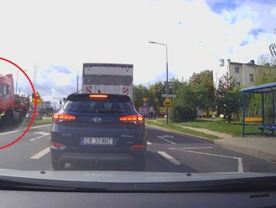 Ciężarówka miażdży 9 samochodów. Jest nagranie z karambolu [VIDEO]