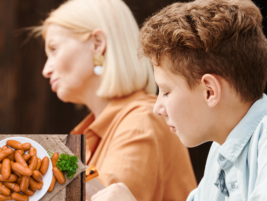 Co kryją w sobie parówki? Dlatego zawsze warto czytać etykiety Co kryją w sobie parówki? Dlatego zawsze warto czytać etykiety