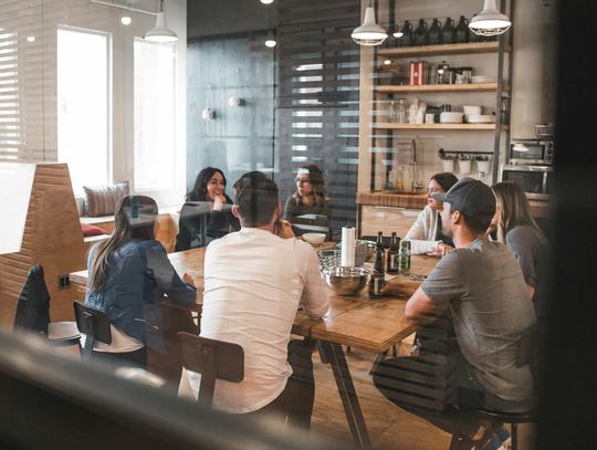 Dlaczego warto organizować lunche biznesowe?
