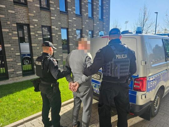 Dramat w środku nocy. Ojciec i syn przykuli 72-latkę do kaloryfera Dramat w środku nocy. Ojciec i syn przykuli 72-latkę do kaloryfera