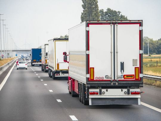 Duże zmiany na drogach. W życie wchodzi zakaz wyprzedzania ciężarówek