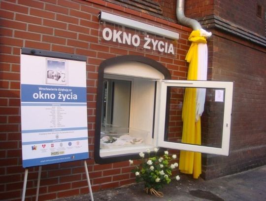 Dwulatek w oknie życia. Mówi, że przyprowadził go tata