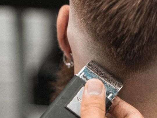 Dyrektor szkoły zawieszony. Kazał uczniowi ściąć włosy