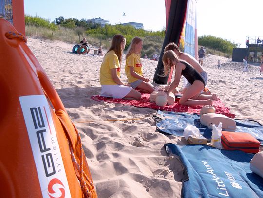 Edukacyjna akcja na świnoujskiej plaży