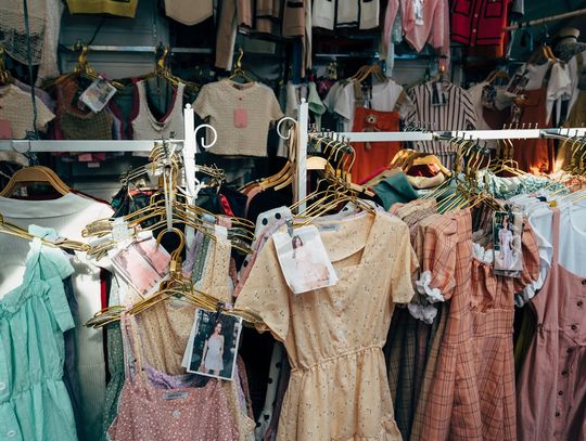 Gdzie kupować tanie sukienki dobrej jakości? Praktyczny poradnik zakupowy