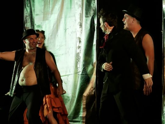 Golem Godula po zmroku – Teatralna magia w sercu Świnoujścia
