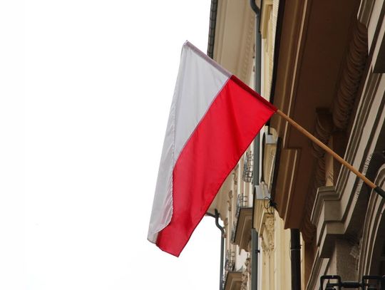 Jak powiesić flagę na domu? Instrukcja montażu krok po kroku