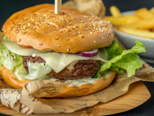 Jakie napoje serwuje się do burgerów?