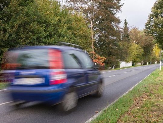 Kierowcy oszukują fotoradary „na liścia”! To nowy trik Kierowcy oszukują fotoradary „na liścia”! To nowy trik