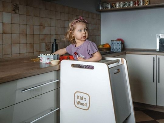 Kitchen Helper – Pomocnik kuchenny od Kids-Wood - jak wspiera rozwój i samodzielność dziecka?