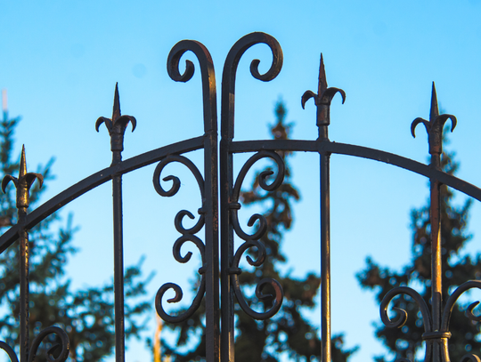 Koniec z kolczastymi płotami i obowiązkowa fotowoltaika. Tak zmienią się przepisy Koniec z kolczastymi płotami i obowiązkowa fotowoltaika. Tak zmienią się przepisy