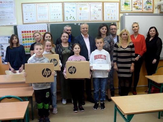 Laptopy dla uczniów szkół w Długołęce i Strzelewie