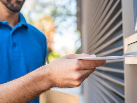 Listonosz nadal będzie pukał do drzwi. Bo jest potrzebny ludziom Listonosz nadal będzie pukał do drzwi. Bo jest potrzebny ludziom