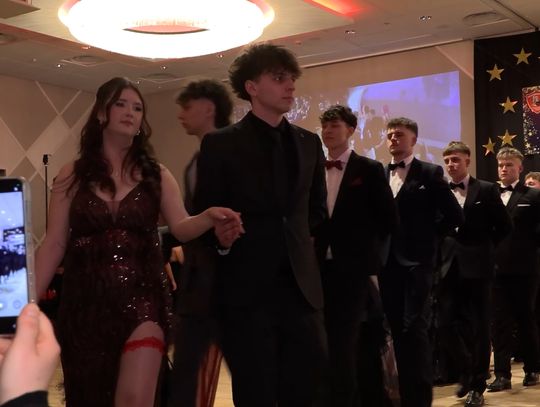 Maturzyści z "Chrobrego" zatańczyli po swojemu. Studniówka 2026 Maturzyści z "Chrobrego" zatańczyli po swojemu. Studniówka 2026