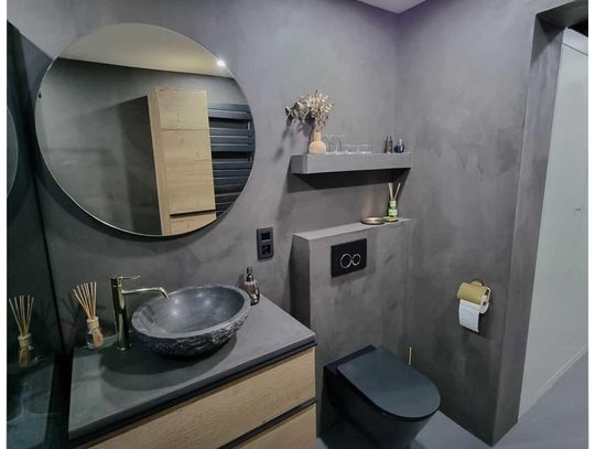 Mikrocement od polskiego producenta – nowoczesne wykończenie wnętrz z CONBAR