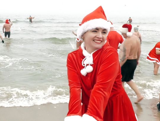 Morsujący Mikołaje spotkali się na świnoujskiej plaży