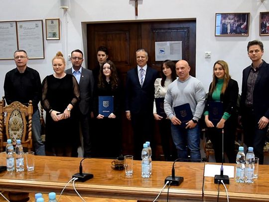 Najlepsi nowogardzcy sportowcy otrzymali stypendia Burmistrza Nowogardu