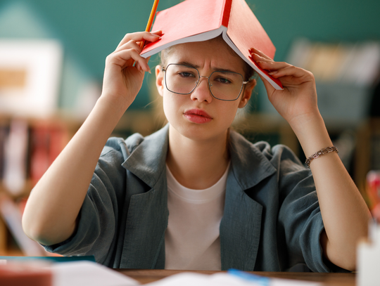 Nauczyciele nadal zadają prace domowe. Wielu z nich stawia oceny Nauczyciele nadal zadają prace domowe. Wielu z nich stawia oceny
