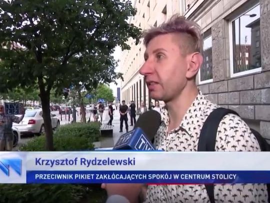 Niedawno „był gejem”, teraz broni TVP. Aktor do wynajęcia w „Wiadomościach”