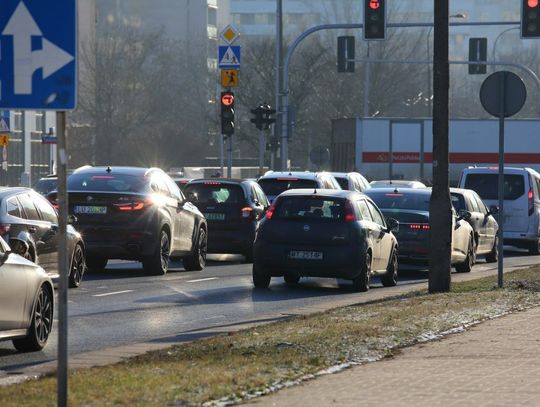 Nowe wjeżdża na polskie drogi. Ładowarki przy trasach i mniej spalin w powietrzu