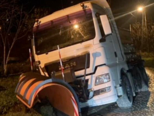 Pijany ukradł pługopiaskarkę. Uciekał nią przed policją. Źle skończył