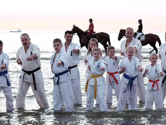 Plażowy trening karateków 