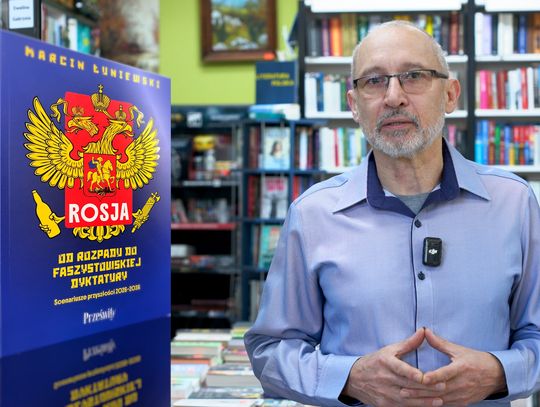 Polityczna analiza i wciągający kryminał