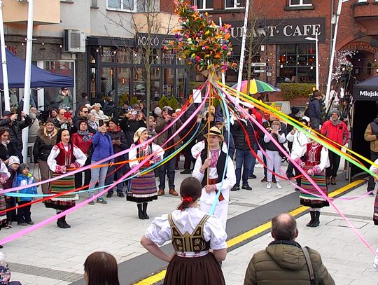 Polonez na początek i taneczna energia – występ ZPiT „Ina” porwał publiczność