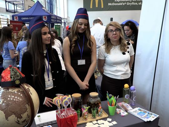 Powiatowe targi edukacyjne w Gryficach. Jeden gość przyciągnął wszystkich