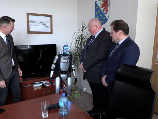 Robot zrobił furorę w starostwie. Edward Warchocki z wizytą w Gryficach