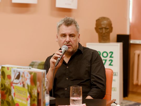 Rozmowa między regałami – Piotr Banach w Bibliotece