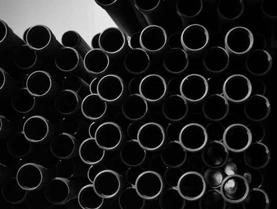 Rury nierdzewne w przemyśle chemicznym – jakie właściwości powinny posiadać?