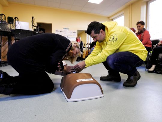Seniorzy UTW uczą się ratować życie – kolejny etap „Systemu Życia”