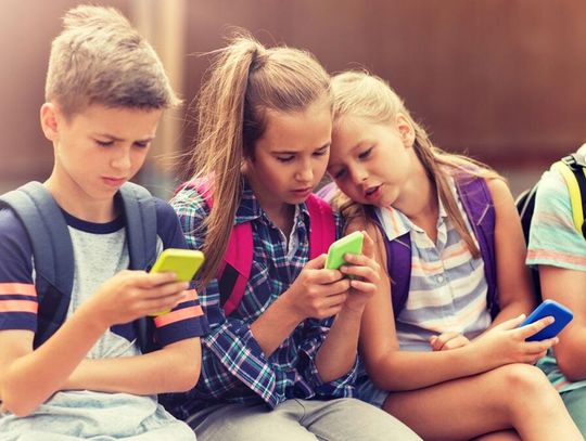 Smartfony w szkołach. Wiemy, co rodzice sądzą o zakazie korzystanie z nich